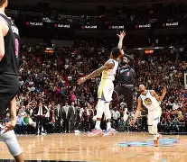 包含勇士球星三分绝杀，全场观众热烈欢呼，历史特别比较.的词条