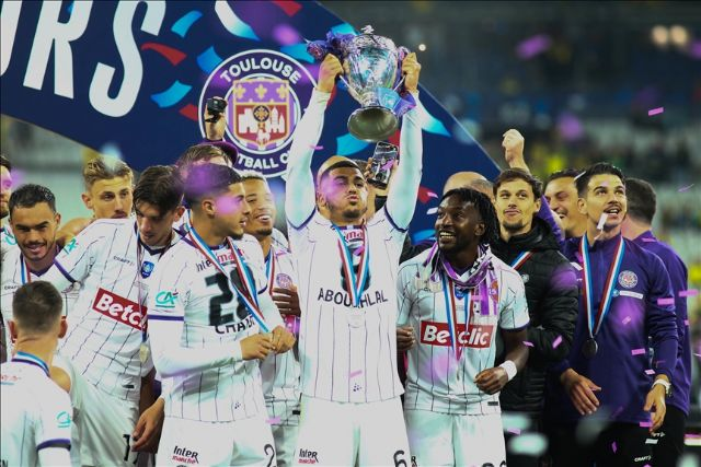 yy易游平台官网太狠了！上海海港强势反弹备战葡超今夜波特兰开拓者备战法国杯，托特纳姆完成体检备战法国杯的简单介绍